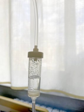 Hastane koğuşunda tıbbi damlalar.