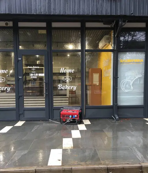 Elektrik kesintisi sırasında fırının kapısında cep telefonu jeneratörü var..