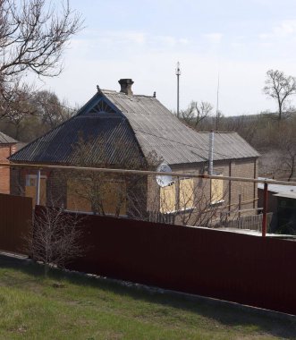 11.04.2022. Ukrayna, Donbass. Evin sakinleri camlarını kontrplakla muhtemel bombardıman ve şarapnellerden koruyor..