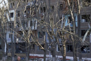 Bir apartman dairesi roket saldırısından sonra hasar gördü..