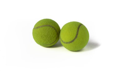 Beyaz arka planda iki tenis topu.