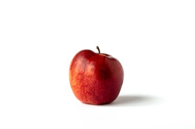 Beyaz arkaplanda kırmızı Fuji elması.