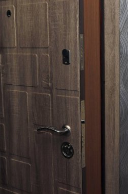Kurulmuş kilitleri olan dairenin giriş kapısının resmi.