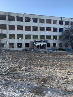 08.01.2023. Ukrayna, Donbass. Yakın çevredeki bir füze patlamasının ardından bir eğitim kurumu binasının görüntüsü.