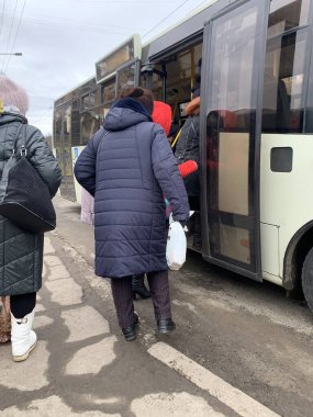 02.03.2023. Ukrayna, Donbass. Bir grup şehir sakini otobüse binerken görülüyor..