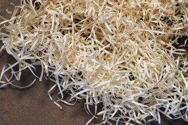 Çerçevenin çoğunu kaplayan odun talaşlarının resmi.