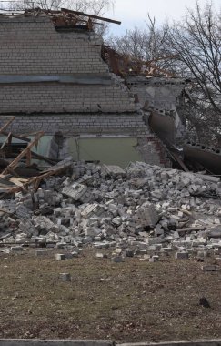 03 numara. 20, 2022. Ukrayna, Donbas. Bir roket saldırısından sonra bir kamu binasının yıkımı resmedildi. Bu tam ölçekli bir savaşın başlangıcı ve roket saldırılarının kabusu..