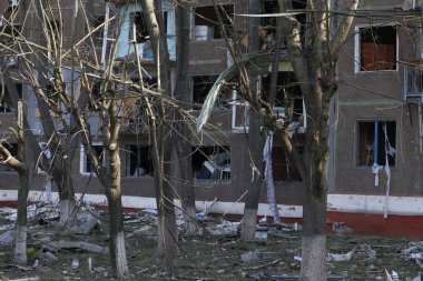 Apartman dairesi roket saldırısından sonra hasar gördü..