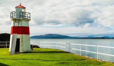 İskoçya 'nın güneybatısındaki bir gölün önündeki kırmızı ve beyaz deniz feneri.
