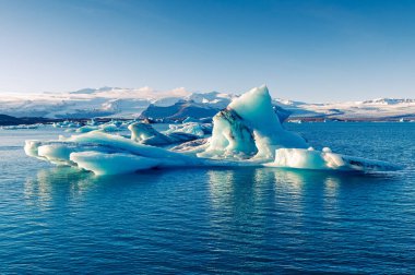 Jokulsarlon buzulu gölünde yüzen büyük buzdağı, Vatnajokull, İzlanda