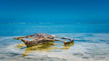 Plajda geleneksel balıkçı teknesi, Zanzibar, Tanzanya