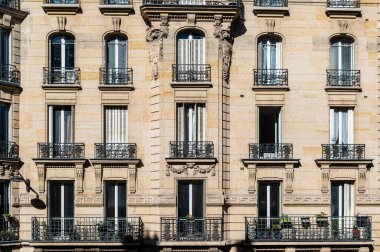Paris, Fransa 'da tipik bir eski bina cephesi, güneşli bir gün.