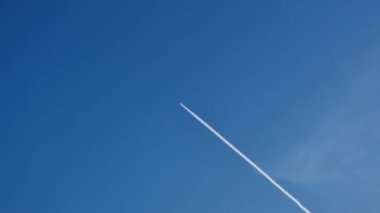 Uçak mavi gökyüzünde Riga 'nın üzerinde uçuyor.
