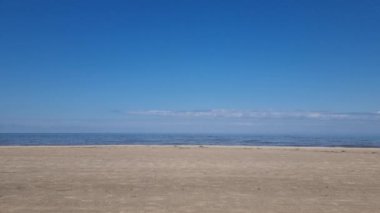 Baltık Denizi 'nin güzel güneşli manzarası, Jurmala Dubulti şehrinde. Yüksek kalite 4k görüntü