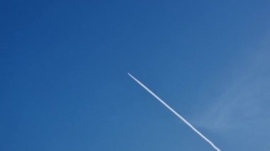 Mavi gökyüzü. Uçan uçak gökyüzünde iz bırakıyor. Yüksek kalite 4k görüntü