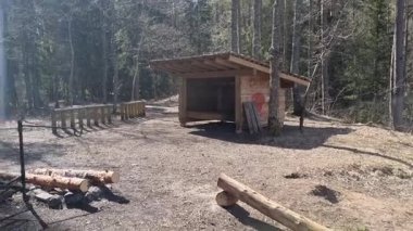 Gauja nehrinin kıyısında bir kamp ateşi olan bir dinlenme yeri. Yüksek kalite 4k görüntü