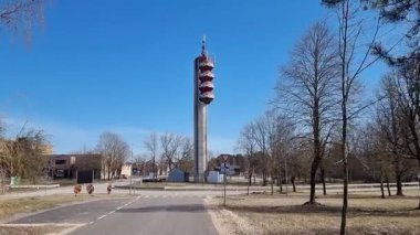 Letonya şehri Gauja 'nın su kulesi. Yüksek kalite 4k görüntü