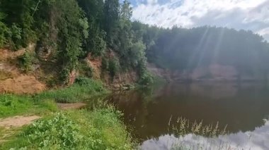 Gauja Ulusal Parkı, Zvarte Kayası 'nın kızıl kayaları. Yüksek kalite 4k görüntü