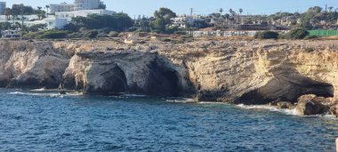 Kıbrıs adası, Agia Napa 'daki aşıkların köprüsünün kayalık sahili. Yüksek kalite fotoğraf