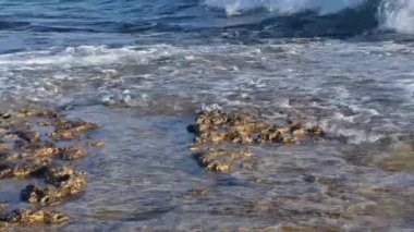 Kıbrıs, Anajapa. Deniz dalgaları sahili salladı. Yüksek kalite 4k görüntü