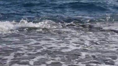 Kıbrıs, Anajapa. Deniz dalgaları sahili salladı. Yüksek kalite 4k görüntü