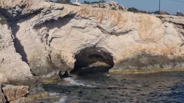 Kıbrıs, Anajapa. Deniz suyuyla yıkanan sahil kayalıkları. Yüksek kalite 4k görüntü