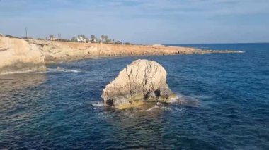 Kıbrıs, Anajapa. Deniz suyuyla yıkanan sahil kayalıkları. Yüksek kalite 4k görüntü