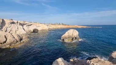 Kıbrıs, Anajapa. Deniz suyuyla yıkanan sahil kayalıkları. Yüksek kalite 4k görüntü