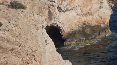 Kıbrıs, Anajapa. Deniz suyuyla yıkanan sahil kayalıkları. Yüksek kalite 4k görüntü