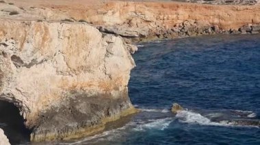 Kıbrıs, Anajapa. Deniz suyuyla yıkanan sahil kayalıkları. Yüksek kalite 4k görüntü