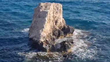 Kıbrıs, Anajapa. Deniz suyuyla yıkanan sahil kayalıkları. Yüksek kalite 4k görüntü