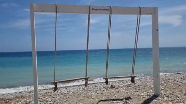 Kıbrıs. Kayalık bir deniz sahilinde sallanıyor. Yüksek kalite 4k görüntü