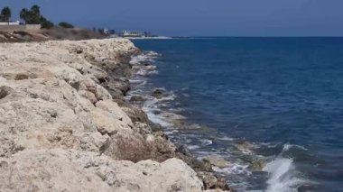 Kıbrıs. Deniz dalgaları kayalık kıyı şeridini yıkıyor. Yüksek kalite 4k görüntü