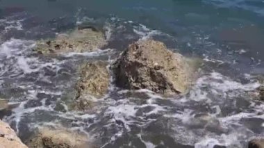 Kıbrıs. Deniz dalgaları kayalık kıyı şeridini yıkıyor. Yüksek kalite 4k görüntü