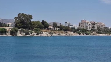 Kıbrıs. Tekne iskelesinin dalgalı dalgakıranı. Yüksek kalite 4k görüntü