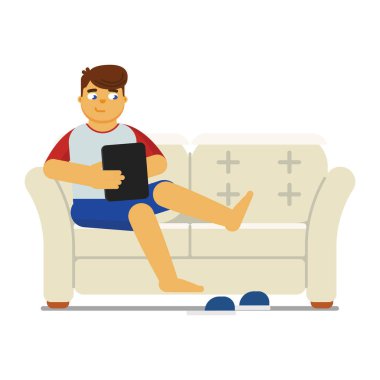 Kanepede dizüstü bilgisayar kullanan adam.