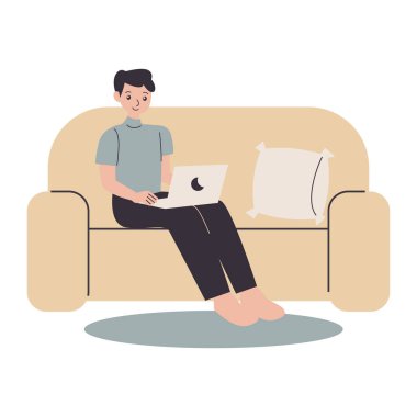 Adam kanepede bilgisayar kullanarak oturuyor.