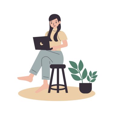 Dizüstü bilgisayarı olan genç bir kadın yerde oturuyor.