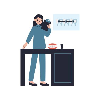 Mikroskoplu tıbbi maskeli genç bir kadın.