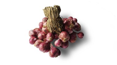 Tayland arpacık soğanı Tayland yemeğinin malzemesidir. Beyaz arka planda kırmızı soğan..