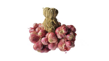 Tayland arpacık soğanı Tayland yemeğinin malzemesidir. Beyaz arka planda kırmızı soğan..