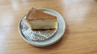 Tabakta bir dilim karamel peynirli kek..