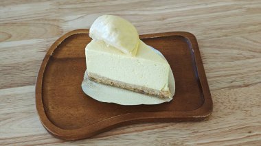 Durian pastası üzerine taze kek. Tahta tepside ayrılmış..