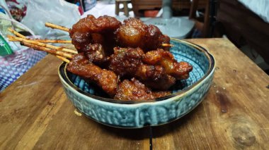 Moo Ping Thai yemeği Tayland usulü.