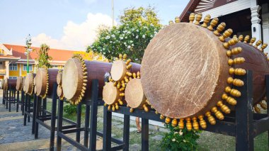 Davul puja antik davul Budizm 'in önemli eserlerini çalmak ya da zaman geçirmek için kullanılır.. 