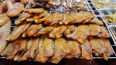 Kızarmış balık, sokak yemeklerinde lezzetlidir. .