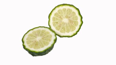 Tohumları beyaz arkaplanda izole edilmiş yarım bergamot veya kaffir.