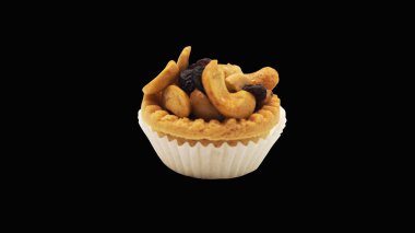 Siyah arka planda ev yapımı tahıllı turta. Sağlıklı gıda kavramı..