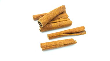 beyaz zemin üzerine yığılmış tarçın.