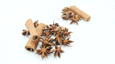 beyaz arkaplanda innamon ve yıldız anason.